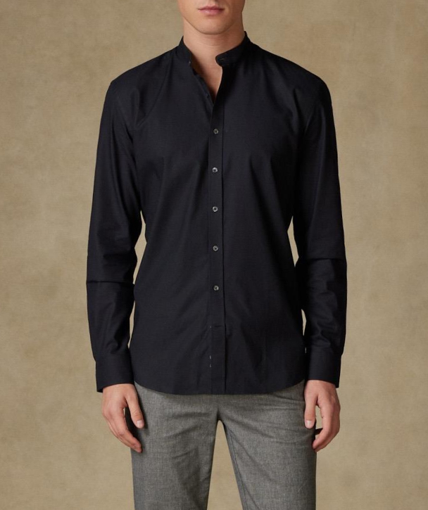 L’attrait intemporel de la chemise noire col mao