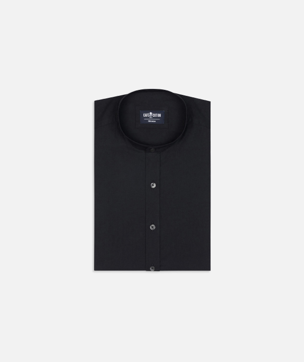 L’attrait intemporel de la chemise noire col mao