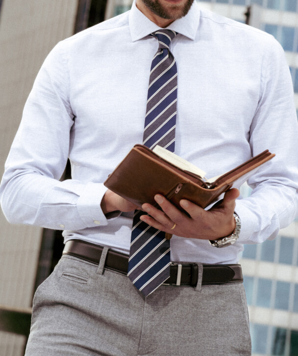 La quintessence de la chemise blanche Oxford : Un guide de style complet